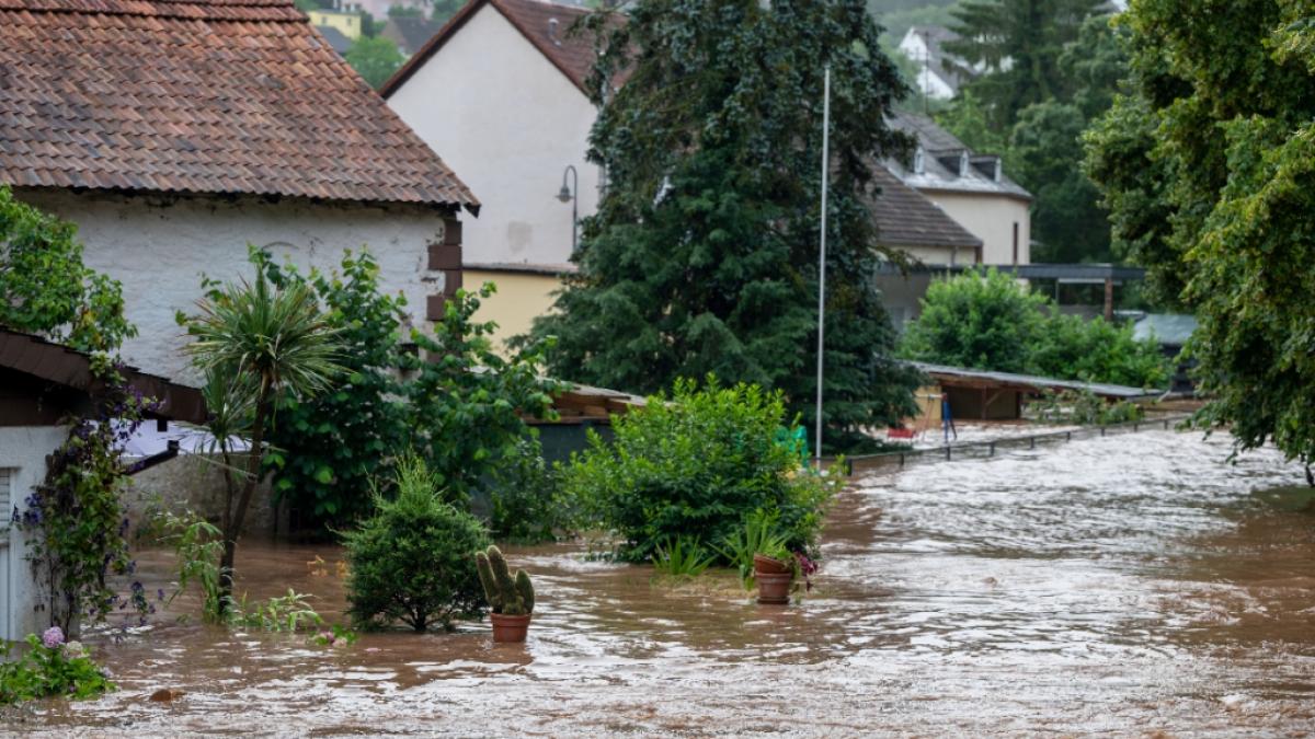 Zahlreiche TV-Sender berichten in Sondersendungen &uuml;ber die dramatischen Folgen der Flutkatastrophe in Deutschland.&nbsp; (Foto)