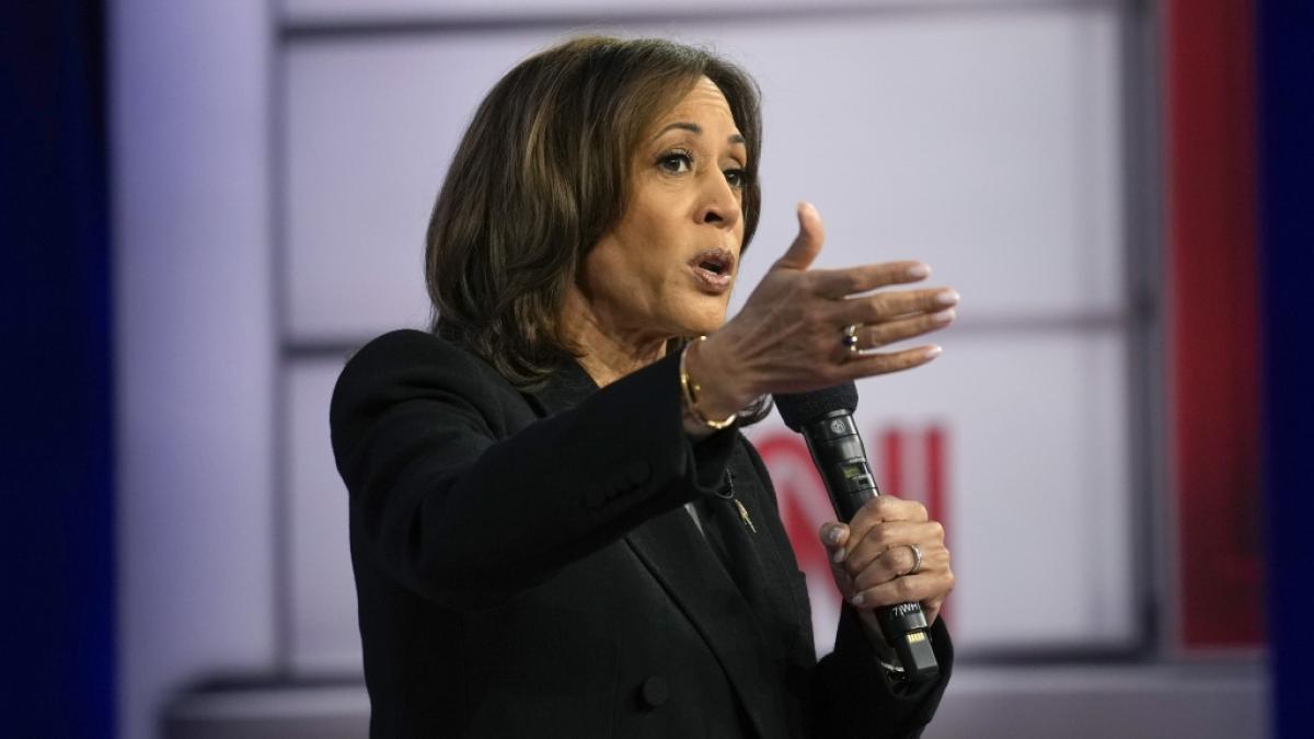 Im Kampf ums Wei&szlig;e Haus liefert sich Kamala Harris ein Kopf-an-Kopf-Rennen mit Donald Trump - und k&ouml;nnte sich einem Wahlbeobachter zufolge mit einem bestimmten Fehler selbst um den Sieg gebracht haben. (Foto)