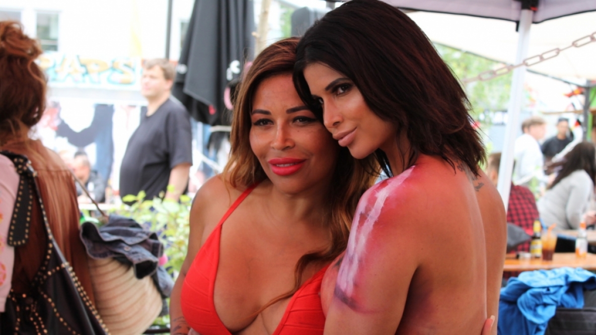 Patricia Blanco (l) und Micaela Sch&auml;fer werden die Gesichter der Venus 2019. (Foto)