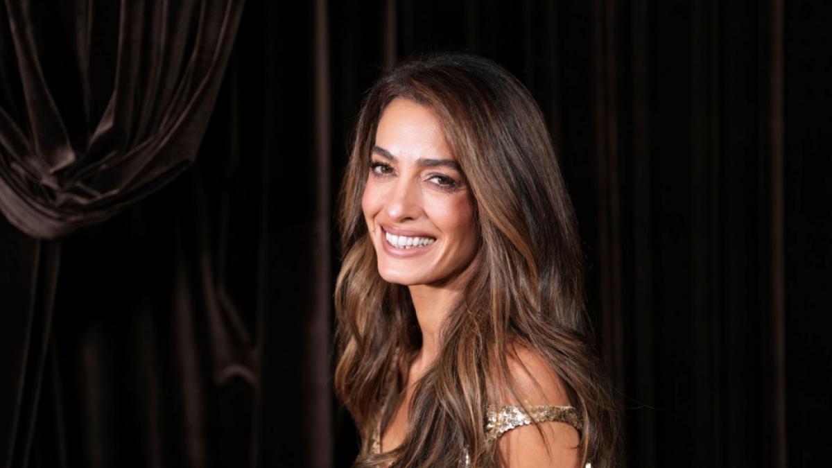Amal Clooney erschien zu den&nbsp;Albie Awards in London in einer Pailletten-Robe. (Foto)