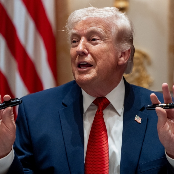 Trump druckt sich selbst auf US‑Dollarnoten – und Amerika rastet aus