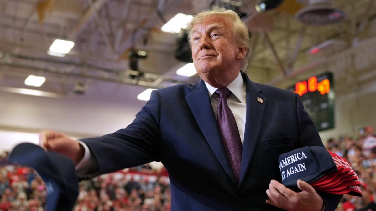 Donald Trump verteilte in Ohio "Make America Great Again"-Kappen &ndash; Wahlkampf auf Kuschelkurs mit seinen Anh&auml;ngern. (Foto)