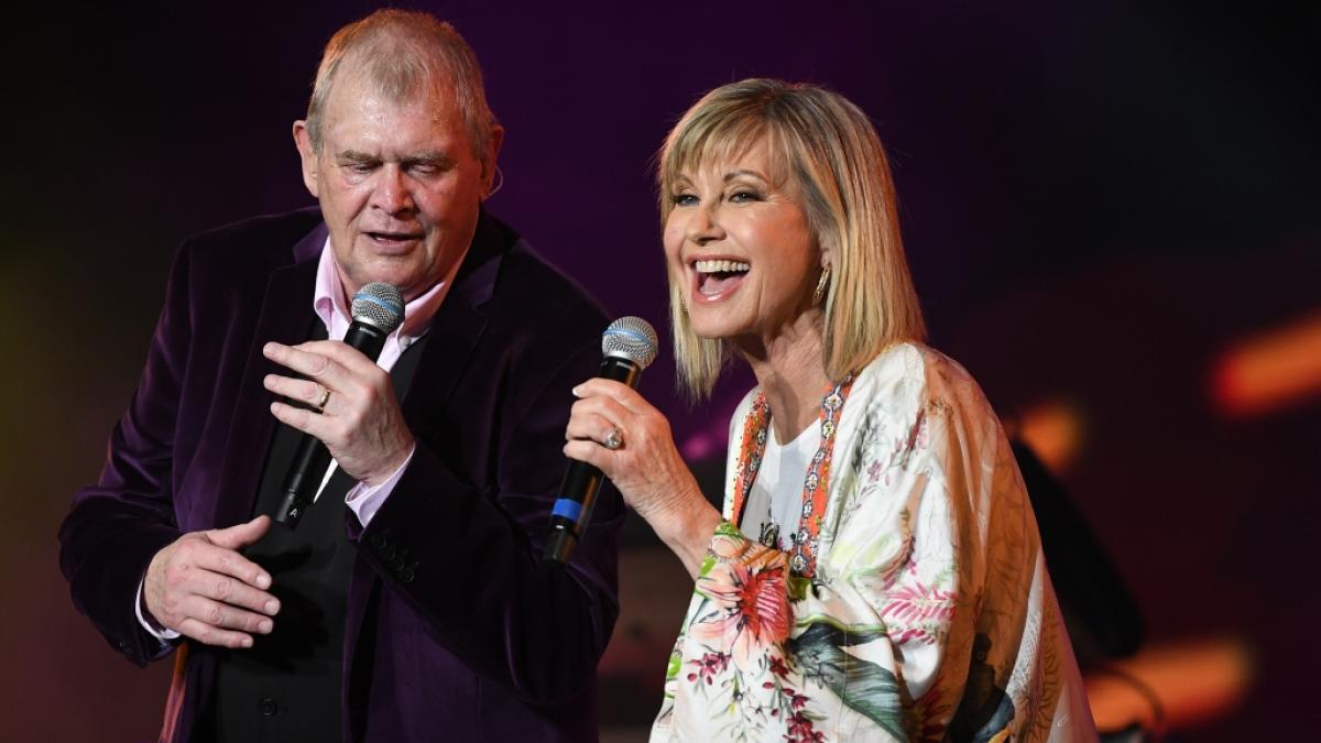 Musik-Legende John Farnham, hier bei einem Auftritt mit der inzwischen verstorbenen Olivia Newton-John, ist an Krebs erkrankt und muss operiert werden. (Foto)