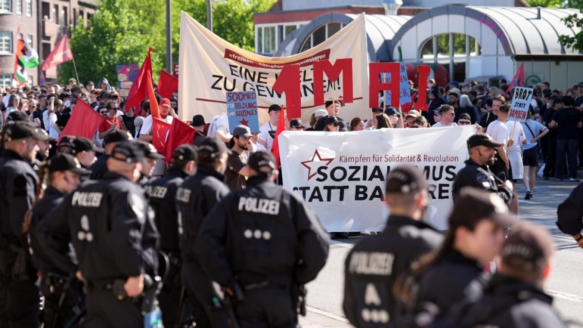 Polizisten stehen neben Teilnehmern w&auml;hrend der "revolution&auml;ren 1. Mai Demonstration" in Hamburg. (Foto)