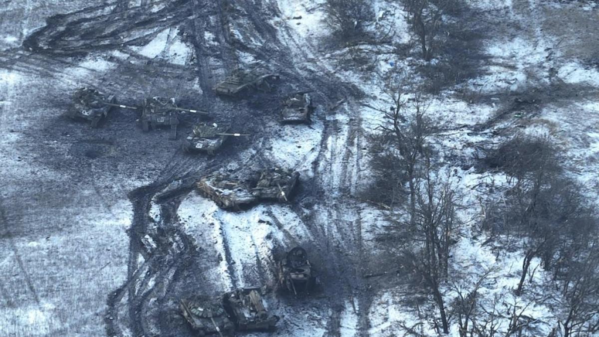 Dieses von den ukrainischen Streitkr&auml;ften ver&ouml;ffentlichte Foto zeigt besch&auml;digte russische Panzer auf einem Feld nach einem Angriffsversuch auf die Bergbaustadt Wuhledar an der &ouml;stlichen Frontlinie der Ukraine. (Foto)