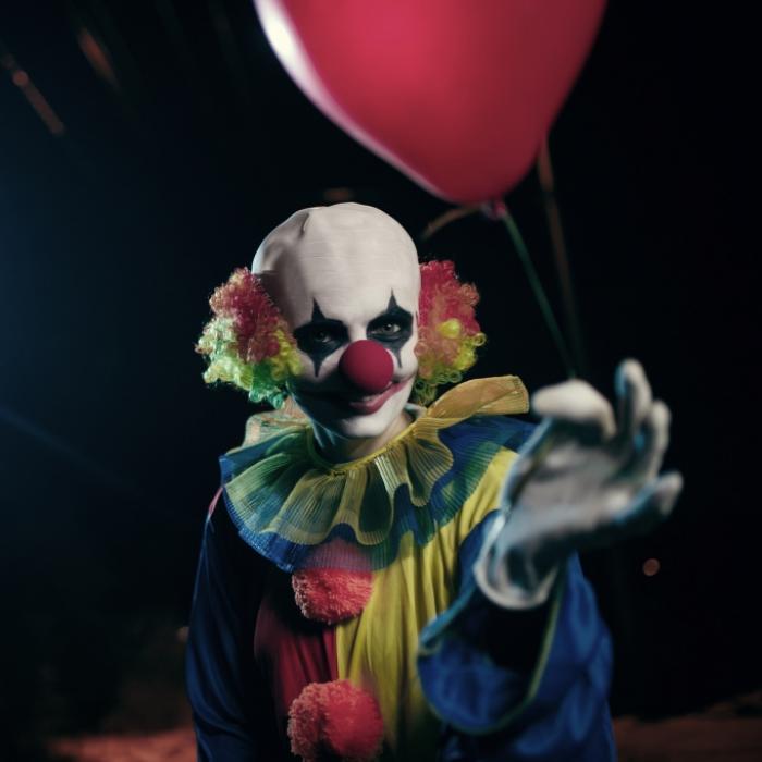 Vor den Augen ihrer Kinder! Killer-Clown ermordet Ex-Freundin