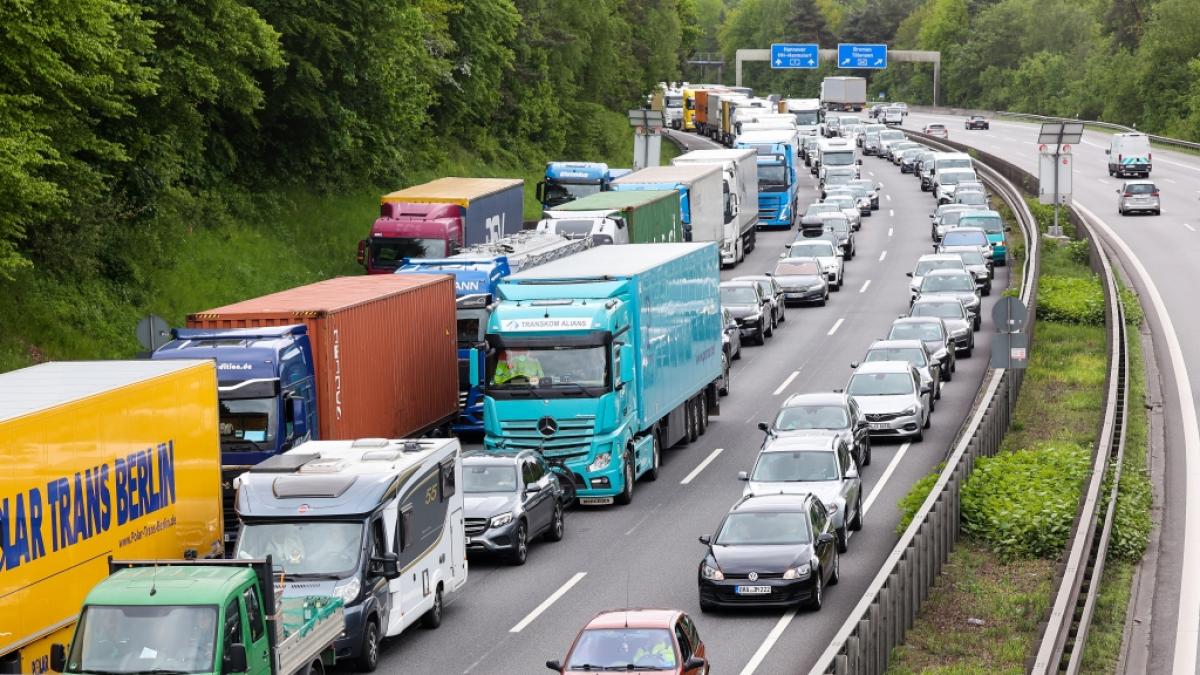 An Pfingsten kann es auf Autobahnen wieder voll werden. (Symbolfoto) (Foto)