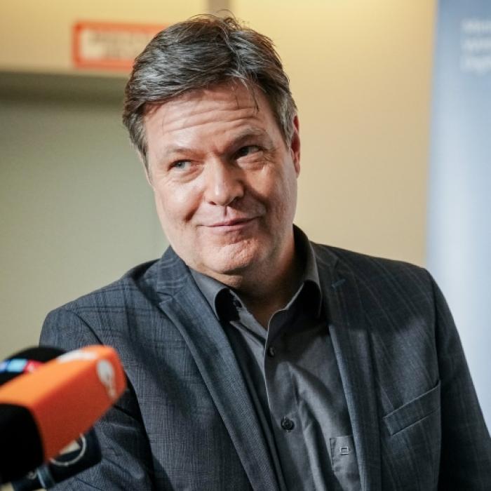 Habeck droht neues Milliarden-Loch: Wird der Sprit jetzt noch teurer?