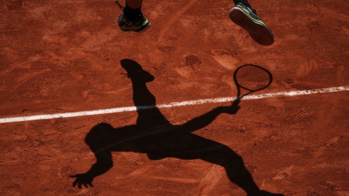 Grand Slam/ATP-Tour - French Open, Einzel, M&auml;nner, 2. Runde, Carabelli (Argentinien) - Rublev (Russland). Camilo Ugo Carabelli wirft einen Schatten beim Spiel auf den Platz, vom 27.05.2026. (Symbolbild) (Foto)