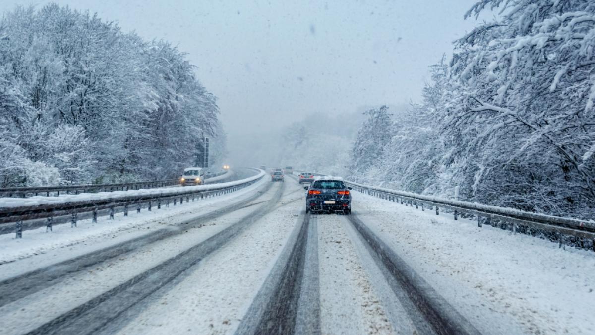 Autofahrer m&uuml;ssen sich durch den kr&auml;ftigen Schneefall in Deutschland auf glatte Stra&szlig;en einstellen. (Symbolfoto) (Foto)