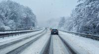 Autofahrer müssen sich durch den kräftigen Schneefall in Deutschland auf glatte Straßen einstellen. (Symbolfoto)