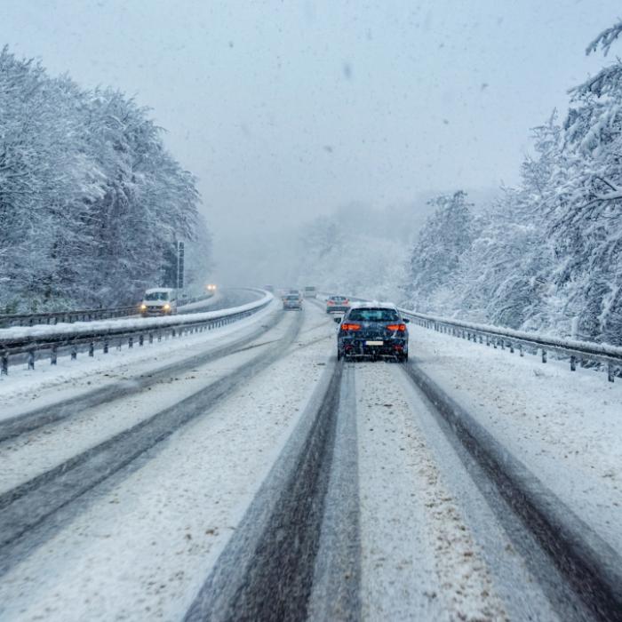 Gefahr durch weiße Pracht! Schneewalze bringt Glätte auf den Straßen