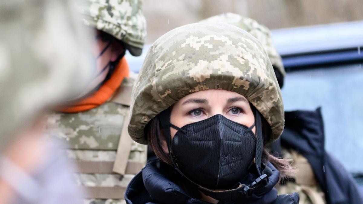 Annalena Baerbock muss sich nach ihrem Frontbesuch in der Ukraine jede Menge Spott im Internet gefallen lassen. (Foto)