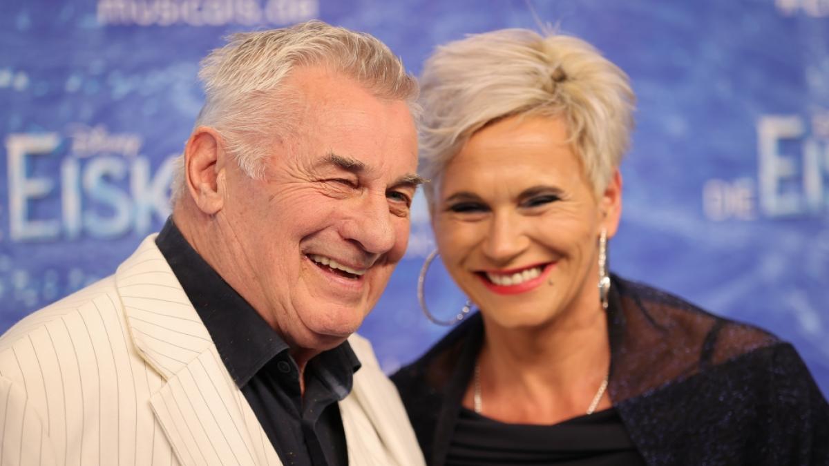 Heinz Hoenig, hier mit seiner Ehefrau Annika, k&auml;mpft seinen schwersten Kampf: Der Schauspieler liegt auf der Intensivstation im Koma und ben&ouml;tigt eine neue Aorta. (Foto)
