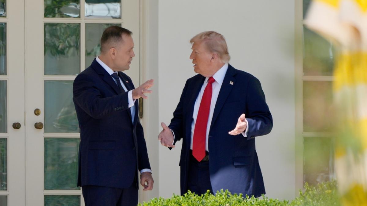 Donald Trump (r.) spricht mit dem polnischen Pr&auml;sidenten Karol Nawrocki (l.). Hat das US-Staatsoberhaupt bei seiner K&ouml;rpergr&ouml;&szlig;e geschwindelt? (Foto)