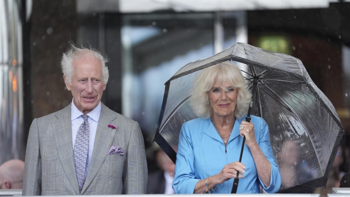 K&ouml;nig Charles III. und K&ouml;nigin Camilla besuchen die Kanalinseln - das durchwachsene Wetter war nicht der einzige St&ouml;rfaktor auf der Insel Jersey. (Foto)