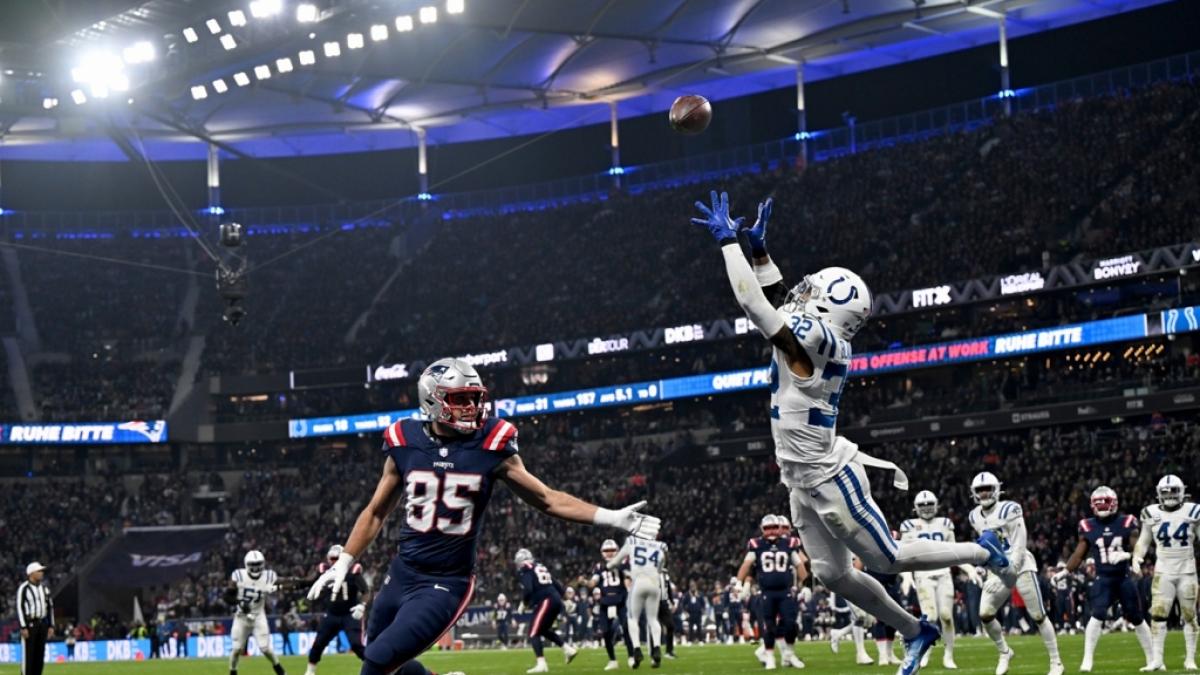 Julian Blackmon von den Indianapolis Colts versucht den Ball abzufangen beim Spiel gegen die New England Patriots am 10. Spieltag, am 12.11.2023. (Symbolbild) (Foto)