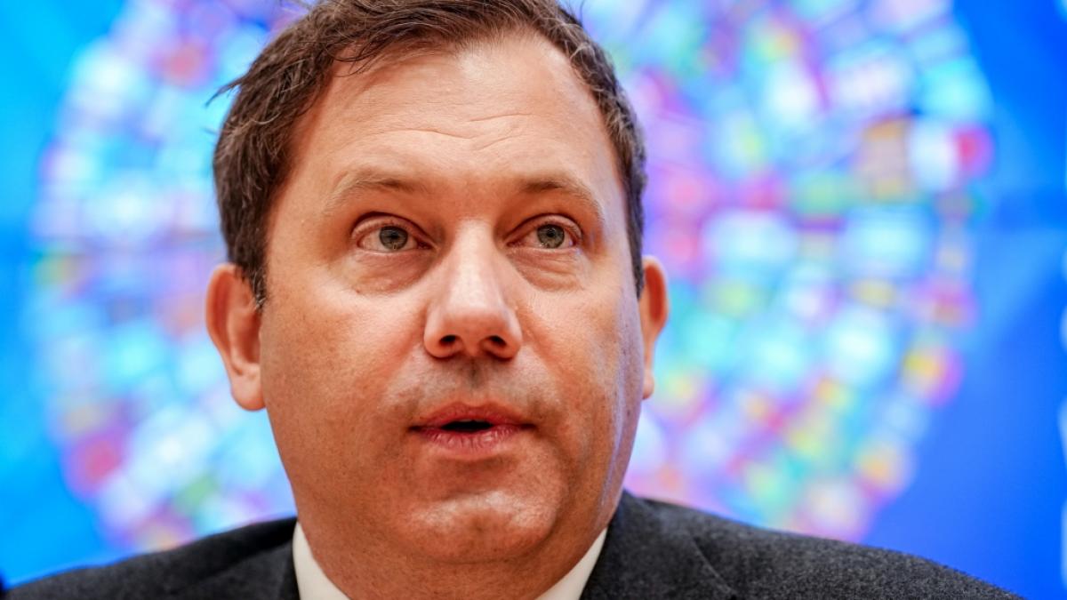 Droht die geplante Mehrwertsteuersenkung f&uuml;r Gastronomen und die Erh&ouml;hung der Pendlerpauschale zu platzen? SPD-Finanzminister Lars Klingbeil warnt. (Foto)