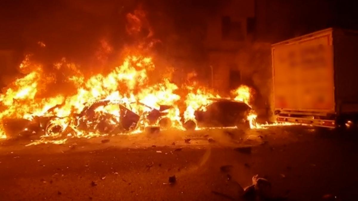 Brennende Autos stehen auf einer Stra&szlig;e in F&uuml;rth. (Foto)