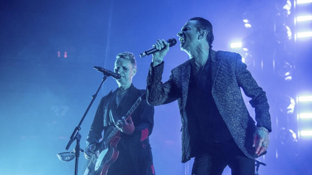 Depeche Mode performt auf der B&uuml;hne. (Foto)