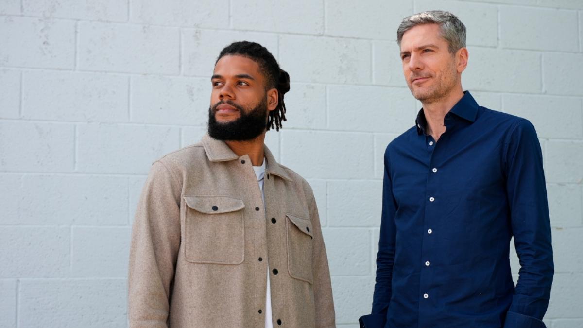 In der ARD-Doku "Spielfeld der Macht" blicken Philipp Awounou udn Ingo Zamperoni (v.l.) auf die Vermischung von Sport und Politik in den USA. (Foto)