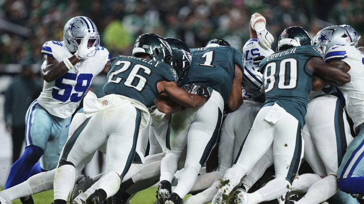Die Eagles pr&uuml;geln sich nach vorn gegen die Cowboys am 04.09.2025. (Symbolbild) (Foto)