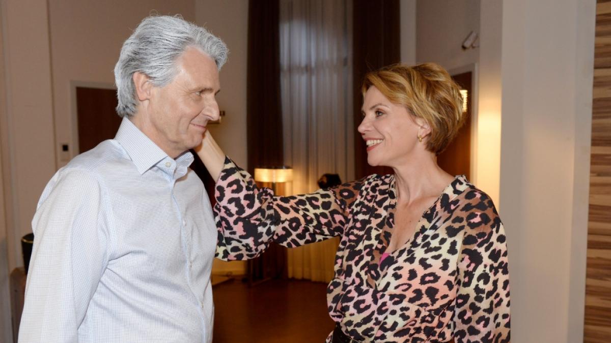 Gerner (Wolfgang Bahro) verabschiedet Yvonne (Gisa Zach) mit einer ganz besonderen Geste... (Foto)