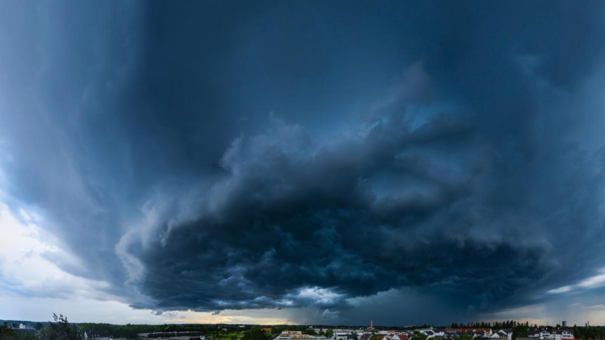 Ein Wirbelsturm fegt den Sommer in Deutschland weg. (Foto)