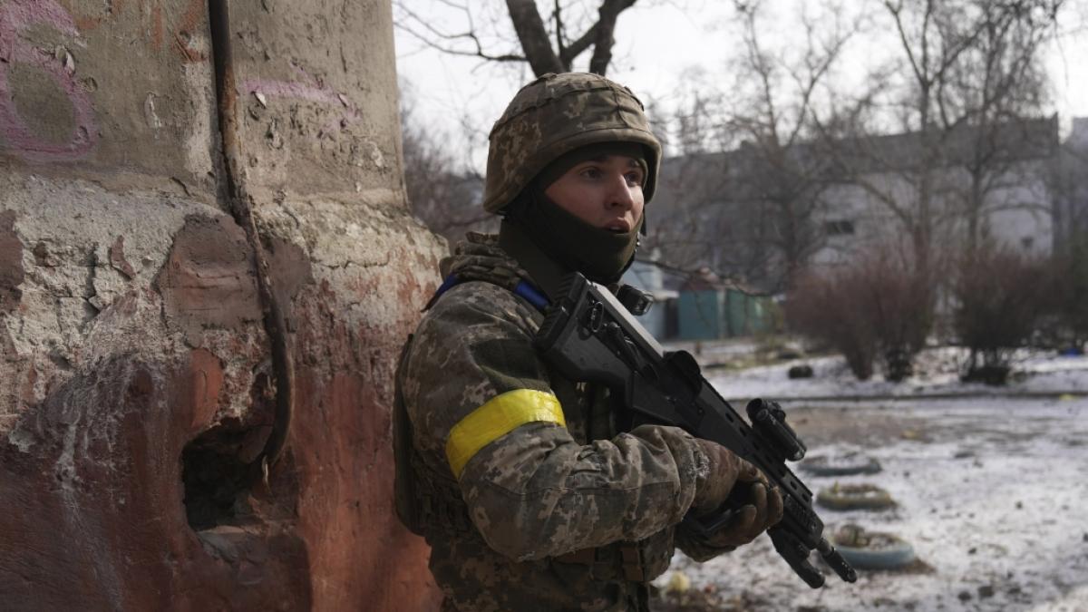 Ein ukrainischer Soldat bewacht seine Stellung in Mariupol. Die prorussischen Separatisten setzen mit Unterst&uuml;tzung russischer Truppen ihren Vormarsch in der eingeschlossenen ukrainischen Hafenstadt Mariupol nach Angaben aus Kiew fort. (Foto)