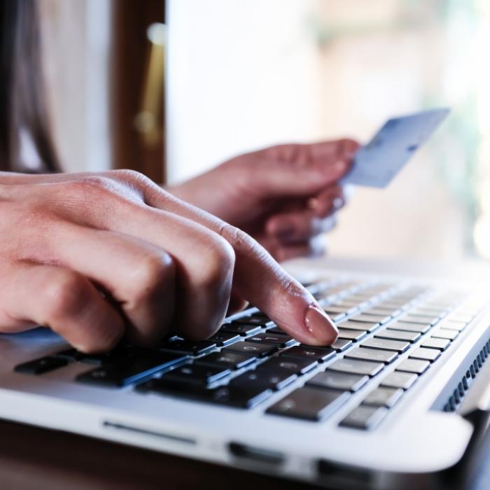 Betrüger können täuschend echte Online-Shops und Buchungsseiten per KI nachbauen.