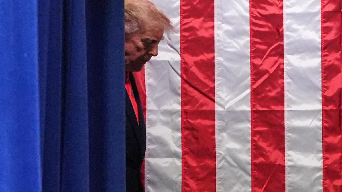 Donald Trump macht kein Geheimnis daraus, sein pers&ouml;nliches &Auml;rzteteam vergr&ouml;&szlig;ert zu haben, das ihn auf Schritt und Tritt begleitet - wie schlecht steht es wirklich um die Gesundheit des US-Pr&auml;sidenten? (Foto)