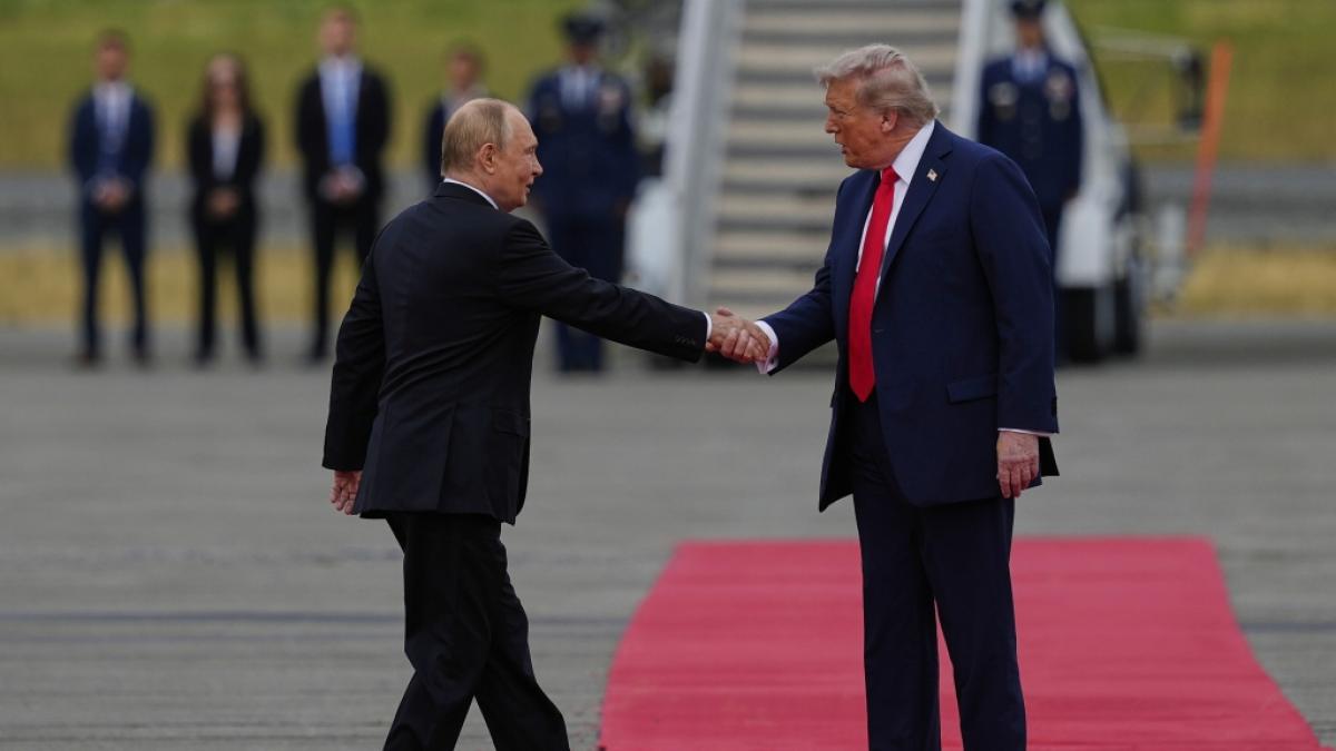 Wladimir Putin und Donald Trump trafen beim Alaska-Gipfel zun&auml;chst auf der Milit&auml;rbasis Elmendorf-Richardson aufeinander. (Foto)