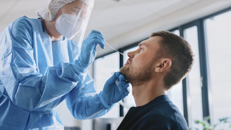 Ein Patient, bei dem die hoch ansteckende Corona-Variante P.1 aus Brasilien festgestellt wurde, ist von den britischen Behörden nicht mehr auffindbar.