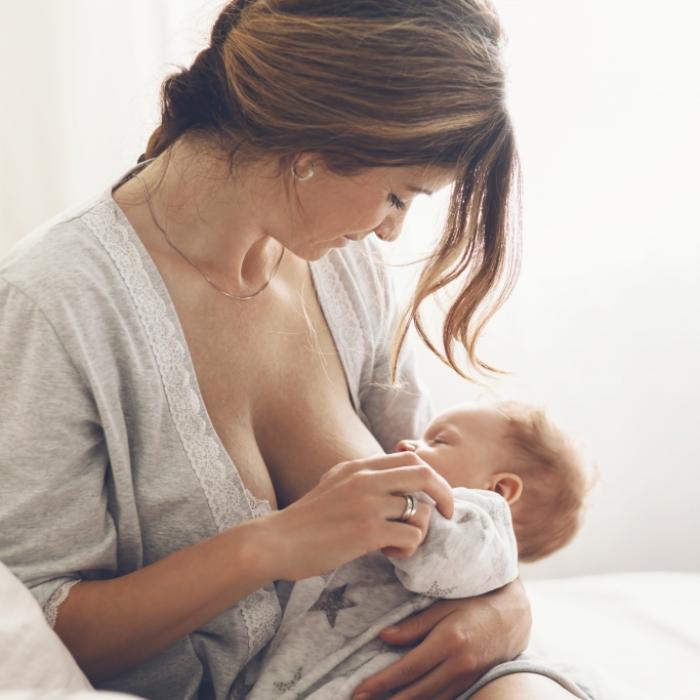 Mutter stirbt beim Stillen und erdrückt Baby (2 Monate)