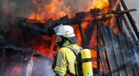 Stundenlang versuchten die Einsatzkräfte das in Flammen stehende Bauernhaus auf den Althorp-Anwesen zu löschen (Symbolfoto).