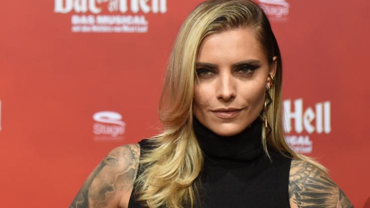 Sophia Thomalla äußert sich zu Angela Merkels Zitteranfällen.