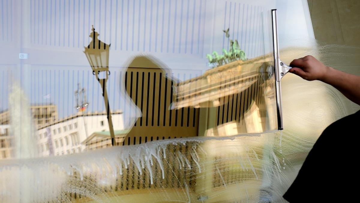 Ein Mann erlitt beim Fensterputzen einen Stromschlag. (Foto)