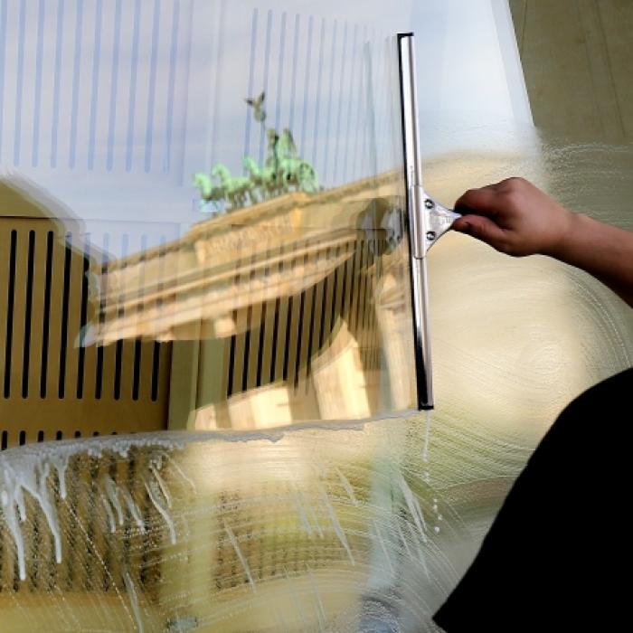 Stromschlag beim Fensterputzen! 39-Jähriger fällt sofort tot um