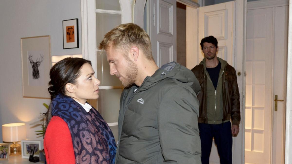 Emily (Anne Menden) und Paul (Niklas Osterloh) ahnen nicht, dass sie von Sascha (Daniel Noah, hinten) beobachtet werden. (Foto)