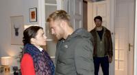 Emily (Anne Menden) und Paul (Niklas Osterloh) ahnen nicht, dass sie von Sascha (Daniel Noah, hinten) beobachtet werden.