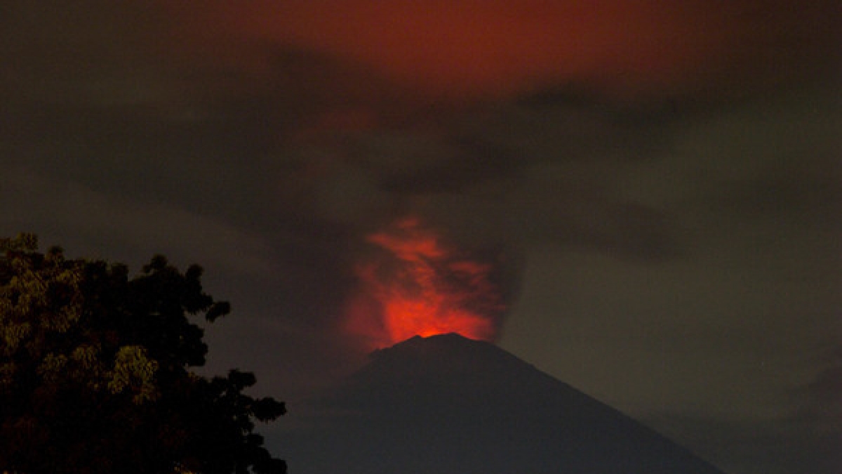 Der Vulkan Gunung Agung auf Bali spuckt Feuer und Asche. (Foto)