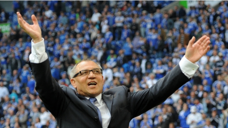 Sehen wir ihn so bald wieder in der Bundesliga? Felix Magath jubelt mit den Fans.