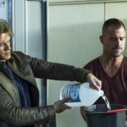 MacGyver (Lucas Till, r.) und Jack Dalton (George Eads, r.) bauen mit Putzmitteln mal eben schnell eine Rauchbombe.