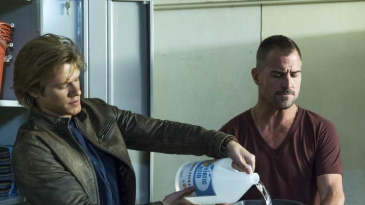 MacGyver (Lucas Till, r.) und Jack Dalton (George Eads, r.) bauen mit Putzmitteln mal eben schnell eine Rauchbombe.