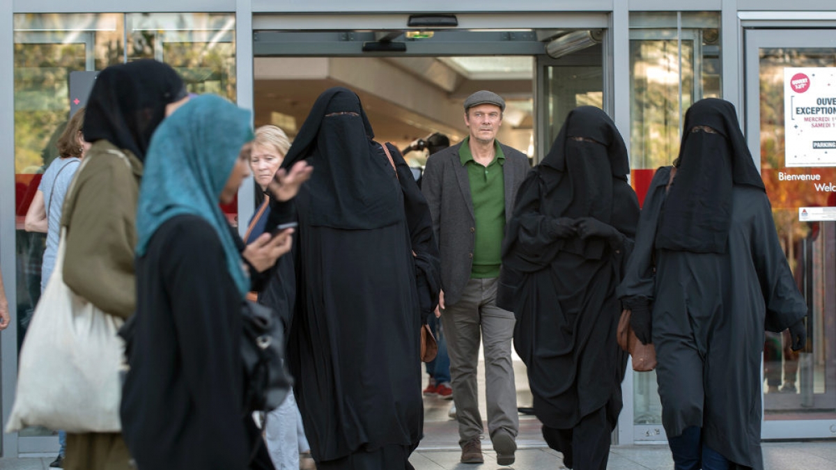 Fran&ccedil;ois (Edgar Selge, Mitte) &uuml;berlegt bei einem Spaziergang durch die Stra&szlig;en von Paris, welche Auswirkungen eine Islamisierung Frankreichs auf das gesellschaftliche Leben haben k&ouml;nnte. (Foto)