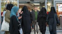 François (Edgar Selge, Mitte) überlegt bei einem Spaziergang durch die Straßen von Paris, welche Auswirkungen eine Islamisierung Frankreichs auf das gesellschaftliche Leben haben könnte.
