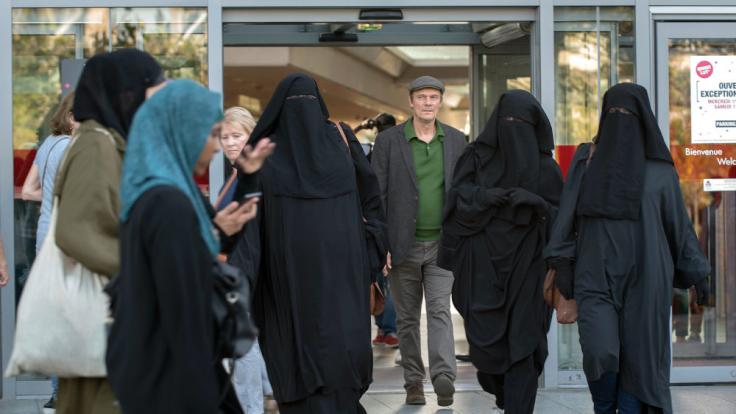 François (Edgar Selge, Mitte) überlegt bei einem Spaziergang durch die Straßen von Paris, welche Auswirkungen eine Islamisierung Frankreichs auf das gesellschaftliche Leben haben könnte.