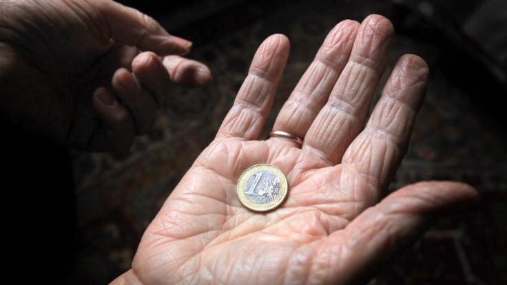 Frauen erhalten im Alter weniger Geld als Männer.