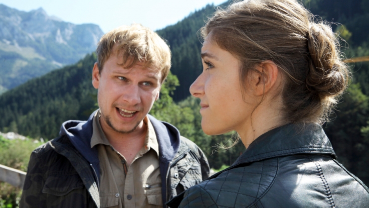Sandra Mohr (Miriam Stein) muss sich endlich dem Konflikt mit ihrem Stiefbruder Mike (Robert Stadlober) stellen.