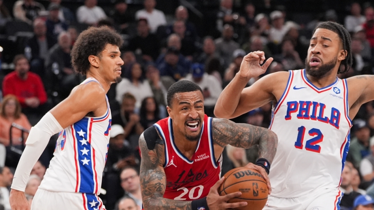 John Collins von den&nbsp;Los Angeles Clippers st&uuml;rmt mit dem Ball vorbei an Trendon Watford (r) und Dominick Barlow (l) von den&nbsp; Philadelphia 76ers, am 02.02.2026. (Symbolbild) (Foto)